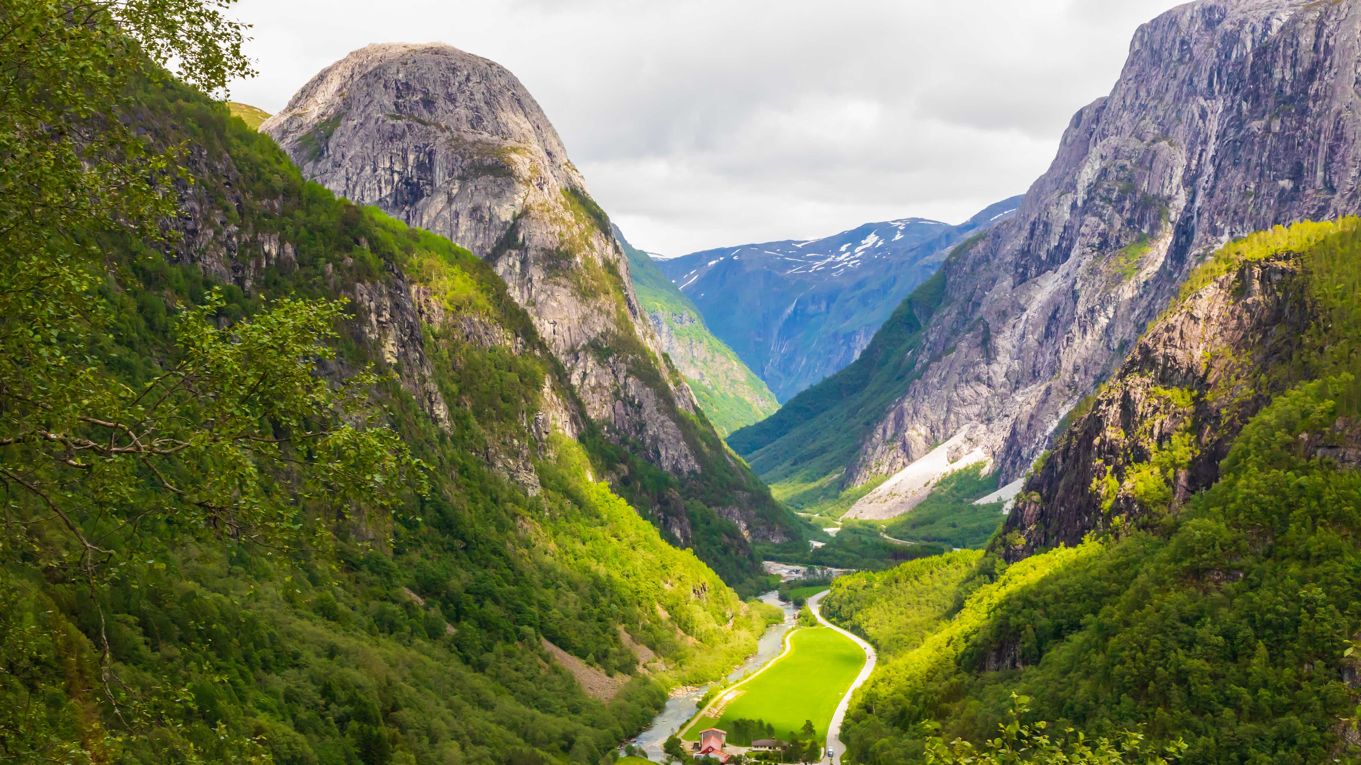 Tysdag 1. juni -Utflukt til Finneloftet, Mors grav og Stalheim